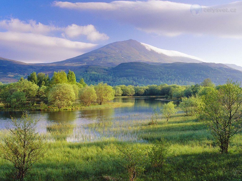 Foto: Tummel River With Mount Schiehallion, Perthshire, Scotland