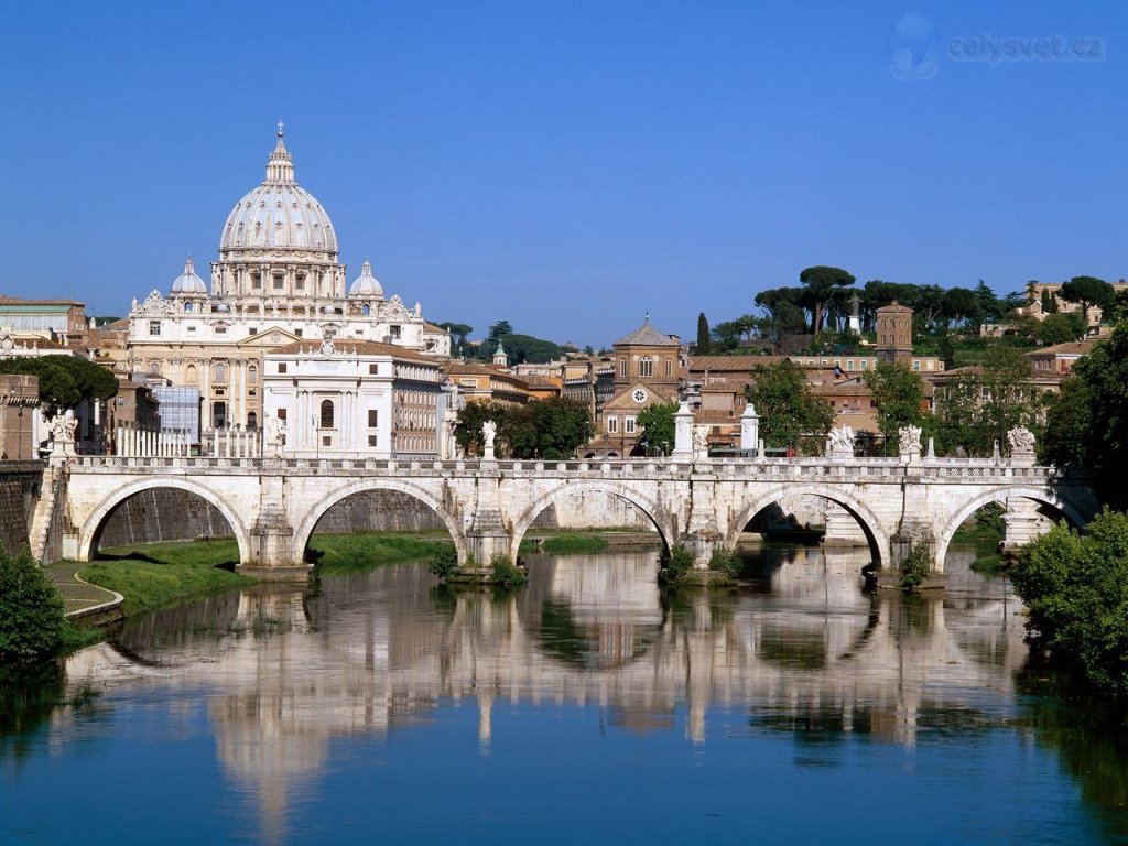 Foto: The Vatican Seen Past The Tiber River, Rome, Italy