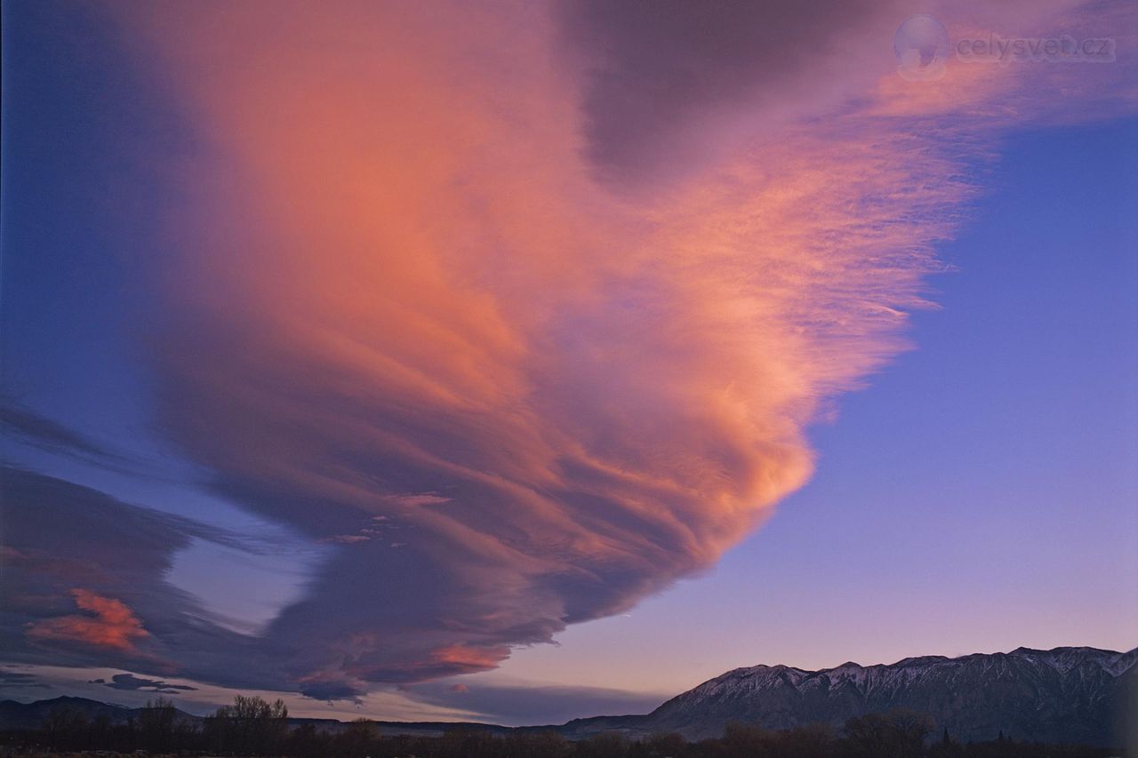 Foto: Lenticular Cloud, Sierra Nevada Range, California