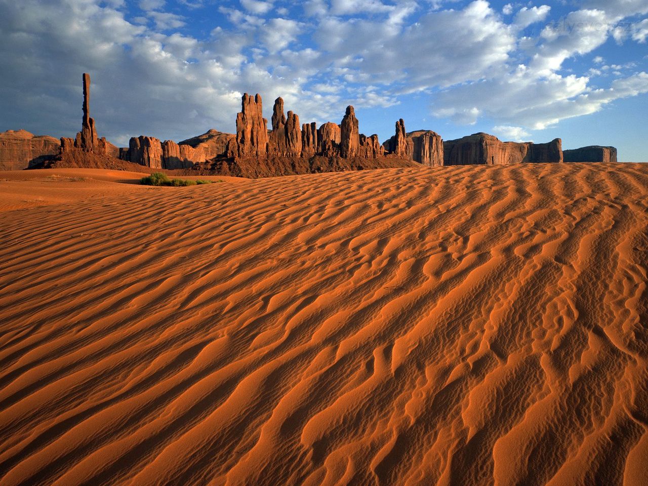 Foto: Sand Springs, Totem Pole And The Yei Bi Chei, Monument Valley Navajo Tribal Park, Utah And Arizona