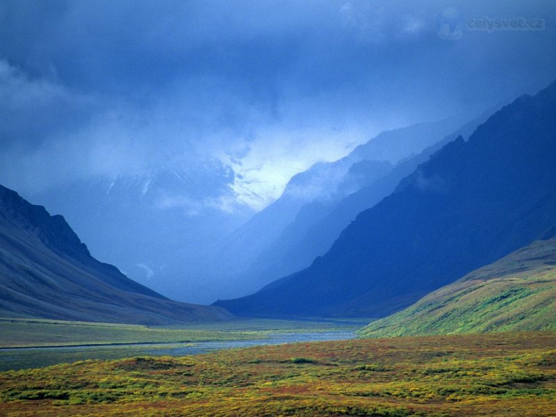 Foto: Passing Storm Clouds Lift To Reveal A Colorful Arctic Valley, Alaska Range