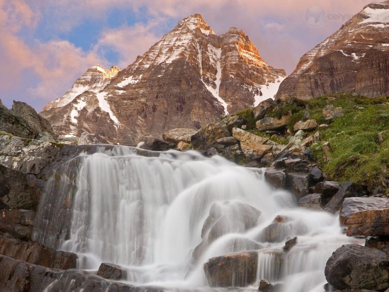 Foto: Waterfall Near Lake Oesa, Yoho National Park, British Columbia, Canada